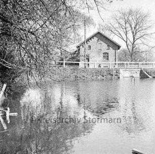 Mühlenteich, dahinter das Gebäude der alten Mühle, Blick nach Norden