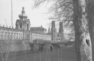 Dresden: Zwinger, Außenansicht, Südseite mit Kreuzkirche, Ruine und Rathausturm, näher