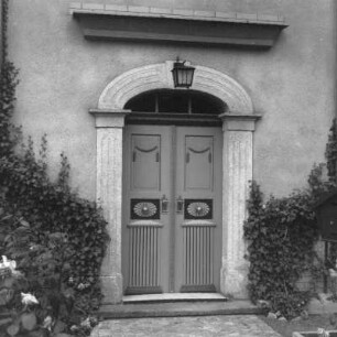 Bad Brambach, August-Bebel-Straße 11. Wohnhaus (1815). Portal