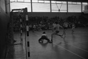 Hallenfußball-Turnier der Karlsruher Sonderschulen um den vom Sporthaus Schütz gestifteten neuen Wanderpokal in der Carl-Benz-Halle