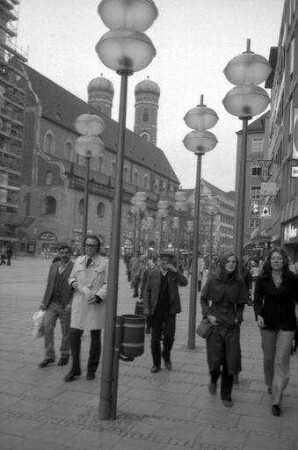 München: Kaufingerstraße, neue Lampen, mit Türmen der Frauenkirche