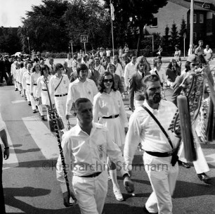 Schützen- und Volksfest: Veranstalter Heimatring und Ahrensburger Schützengilde: Umzug: Spielmannszug, 26. August 1973