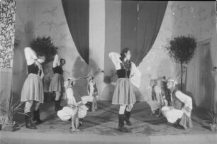 Tanzgruppe des Sorbischen Jugendensembles : Rejowarska skupina Prěnjeje serbskeje kulturneje brigady