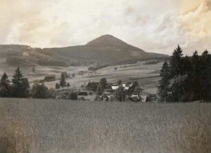 Nieder-Lichtenwalde (Dolní Světlá). Blick vom Hang des Plissenberges (Plešivec) über Nieder-Lichtenwalde (Dolní Světlá) zur Lausche