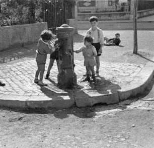 Am Brunnen einer Straße in Ostia