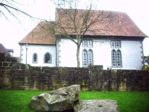 (Kirche Sankt Nikolai)-Ansicht von Norden mit Langhaus und Rechteckchor über Kirchhofmauer von Ortsseite