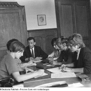 Gottfried Richter, langjähriger Direktor der Kreuzschule Dresden im Kreis einiger Lehrer und Abiturientinnen