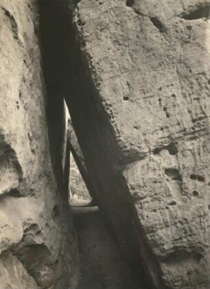 Elbsandsteingebirge. Schmilkaer Gebiet. Einsturzhöhle am Rauschentor