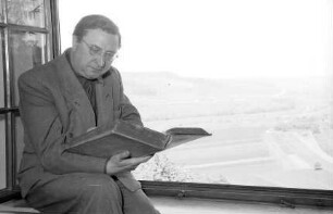Leonberg: [Gerhart Herrmann] Mostar am Fenster seines Zimmers