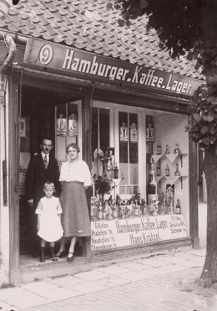 Spirituosengeschäft "Hamburger. Kaffee. Lager. Hans Krätzel" mit Inhaber (?), seiner Frau und Tochter vor der Tür