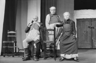 Szenenbilder aus "Die deutschen Kleinstädter", Schauspiel von August von Kotzebue. Volksbühne Berlin, 08.10.1976 (Premiere 10. Oktober 1976) : Mit Michael Gwisdek, Ursula Karusseit, Walfriede Schmitt, Werner Senftleben, Ruth Glöss, Marion van de Kamp, Wilfried Ortmann, Bodo Krämer, Erich Brauer, Harry Merkel, Klaus Mertens, Winfried Wagner, Karin Ugowski, Peter Marx