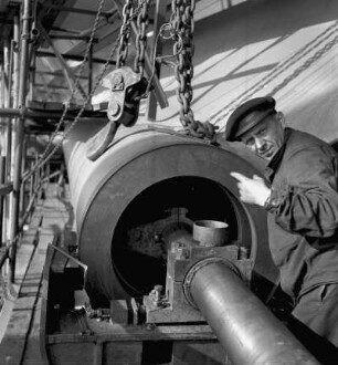 VEB Schiffswerft Neptun Rostock. Bearbeitung einer Antriebswelle : Rostock. VEB Schiffswerft Neptun Rostock. Bearbeitung einer Antriebswelle
