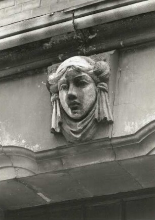 Chemnitz, Augustusburger Straße 177. Wohn-und Geschäftshaus (um 1900). Portalschlussstein