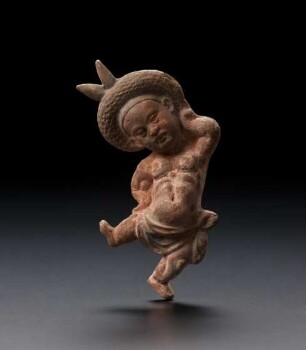 Statuette eines tanzenden Kleinwüchsigen mit Kranz