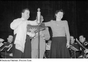 Heinz Quermann und weitere Personen auf der Bühne bei einer „Ring-frei“-Veranstaltung der Leipziger Volkszeitung im Kino Capitol