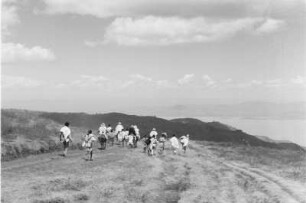 Amhara auf Reisen : Angehörige der Volksgruppe der Amhara auf einer Reise. Zum Teil auf Reittieren, zum Teil zu Fuß
