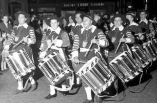Basel (Schweiz): Barfüsserplatz; Trommler-Clique in historischer Tracht