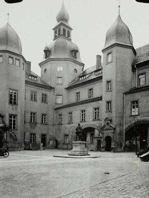 Küstrin, Innenhof des Schlosses mit dem Denkmal für den Großen Kurfürsten, Friedrich Wilhelm von Brandenburg
