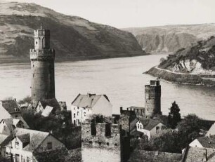 Rheinland-Pfalz. Oberwesel. Blick auf den Rhein. Links im Bild der Ende des 14. Jh. erbaute Ochsenturm, einem Wehrturm der alten Stadtbefestigung