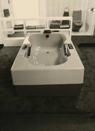 Schürzenbadewanne "Coralux 180 S" der Buderus-Aktiengesellschaft