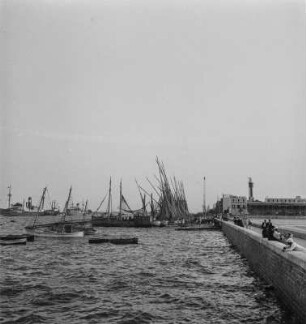 Fischereihafen : Im Fischereihafen von Port Said vor Anker liegende Fischerboote