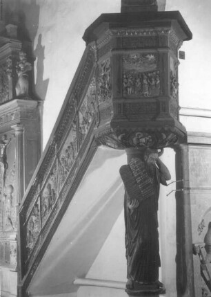 Strehla, Stadtkirche. Kanzel (1565; M. Tatze) mit Moses als Kanzelkorb-Träger. Terrakotta