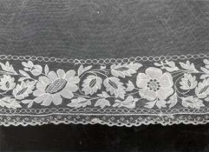 Detail des Halstuches der Bautzener Tracht : Bildende Volkskunst - Flachsfaser. Ausschnitt eines Halstuches der ehemaligen Bautzener Tracht.