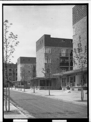 Baublock Helmholtzstr., Bunsenstr. Nr. 4 : [Außenansicht mit Ladenzeile]