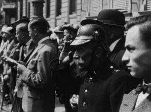 Szene aus dem Dokumentarfilm "Festzug der Dresdner Feuerwehr" anläßlich der Ausstellung "Der Rote Hahn": Zuschauer