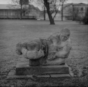 Liegender männlicher Akt : Liegender männlicher Akt. Sandstein; überlebensgroß (um 1980). Dresden-Altstadt, Lingnerallee, Freifläche zum Hygiene-Museum