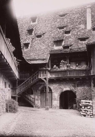 Bamberg, Innenhof : Bamberg. Alte Hofhaltung. Fachwerkgebäude des Innenhofes mit Treppenaufgang und Hochlauben