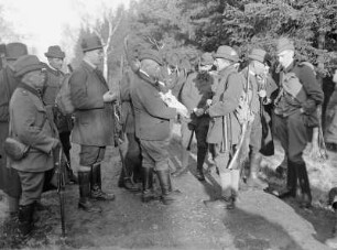 Männergruppe mit Hirschgeweih im Tharandter Wald