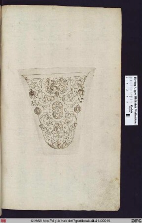 Becher, mit Ornamenten und Früchten verziert