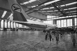 Frankfurt: Flughafen; DLH-Basis; Jumbo-Jets in der Flugzeughalle V