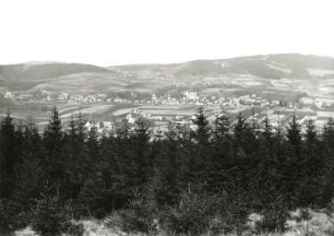 Lausitzer Bergland. Cunewalder Tal gegen Döhlener Berg und Czorneboh. Blick vom Bieleboh-Nordhang von Süden