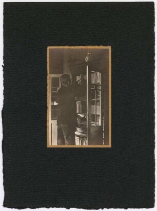 Albert Wiese am Bücherschrank