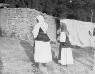wartende griechische Frauen