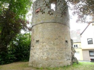 Stadtbefestigung-Ansicht im Ostnordosten (höhe Brunnengasse) - Hufeisenturm (mit Stadtmaueransatz) von Nordosten über Feldseite (mit querliegenden Büchsenscharten)