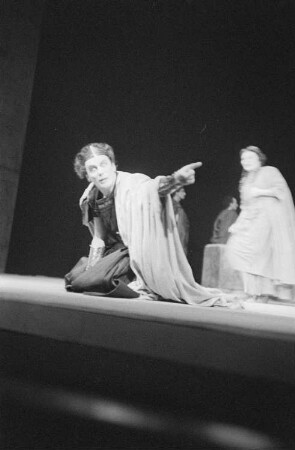 Szenenbilder aus dem Stück "König Oedipus" von Sophokles am Deutschen Theater Berlin : Szene mit Gerda Müller als Königin Iokaste und Gustaf Gründgens als König Oedipus