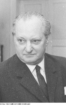 Dresden. Hans Bastian, Stellvertretender Vorsitzender des Stadtvorstandes des Freien Deutschen Gewerkschaftsbundes (FDGB), 1957