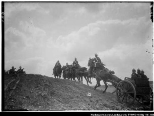 Besichtigung des Feld-Artillerie-Regiments Nr. 46 im Gelände Enthält: Platte 35, Soldaten auf mit Pferden bespannten Geschützlafetten reiten eine Bodenerhöhung hinauf
