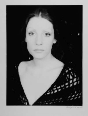 Porträt einer Frau. Fotografie; 50,2 x 35 cm Blattgröße, 37,9 x 28,8 cm Bildgröße. 1981