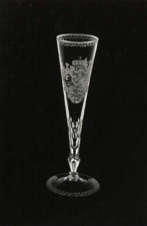 Flöte mit bekrönter Wappenkartusche. Dresden, vor 1713. Glas (farblos), Schliff, Matt- und Klarschnitt; Höhe 24,5 cm. Dresden: Kunstgewerbemuseum