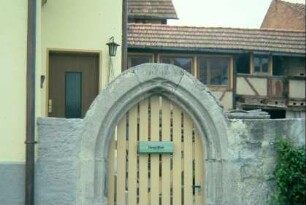spitzbogige steinerne Pforte zu einem Hof