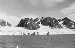 Reisefotos Norwegen. Spitzbergen. Blick zur Küste der Magdalenenbucht vom Passagierschiff "Milwaukee"