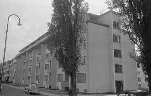 Baufertigstellung des Wohnblocks Danziger Straße 4 - 6 b, erstellt von der Baugenossenschaft "Hardtwaldsiedlung".