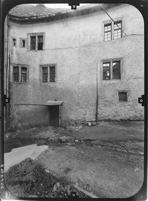 Heldburg (Bad Colberg-Heldburg). Veste Heldburg (Baubeginn 12. Jh.). Kommandantenbau. Hofansicht (Teilansicht)