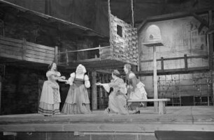 Szenenbilder aus "Falstaff" von G. Verdi mit H. Reinmar, S. Schöner, D. Eustrati, I. Armgart, R. Peters, Komische Oper 1952