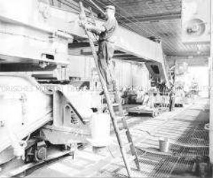Mitarbeiter des VEB Schwermaschinenbau S. M. Kirow Leipzig bei Farbauftrag auf den Eisenbahndrehkran in der Spritzhalle