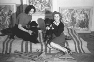 Bukarest: Magdalena Radulescu mit Frau [Bogdan] und Hunden auf Couch, vor Bildern